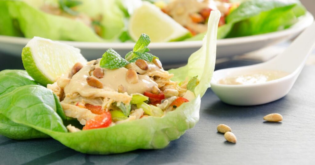 Kippenharten gebaad in yoghurtsaus met kruidenspruitjes